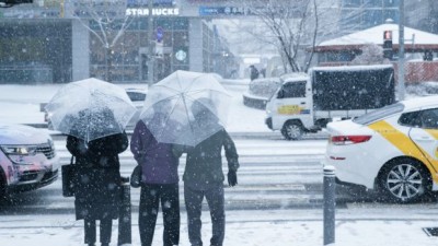 카카오택시 견제하는 네이버지도, 택시 앱으로 우버 호출 기능 추가 고려